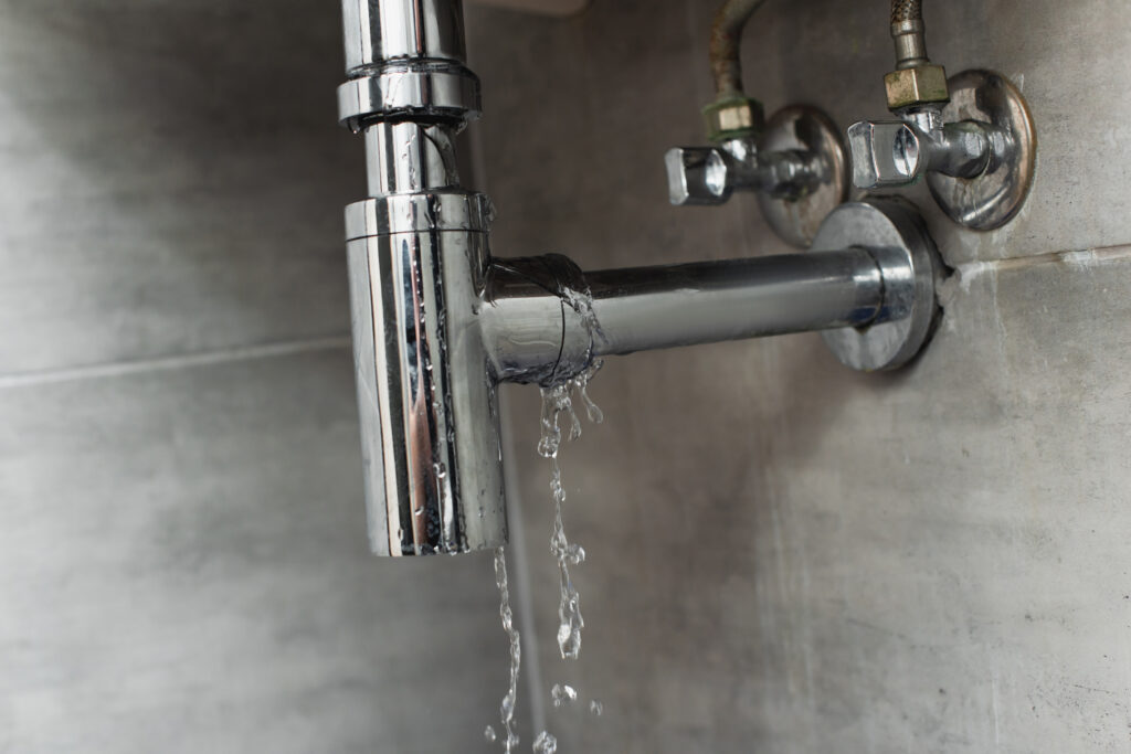 Installateur prüft moderne Wasserleitungen im Haus